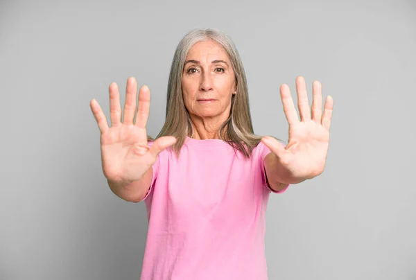 Vrij Grijs Haar Senior Vrouw Zoek Serieus Ongelukkig Boos Ontevreden — Stockfoto