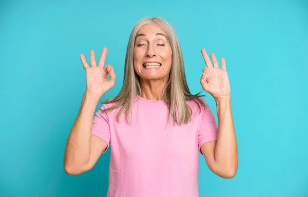 Dość Siwe Włosy Starsza Kobieta Patrząc Skoncentrowany Medytacji Uczucie Satysfakcji — Zdjęcie stockowe