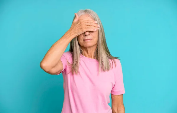 Bella Donna Anziana Capelli Grigi Che Copre Gli Occhi Con — Foto Stock