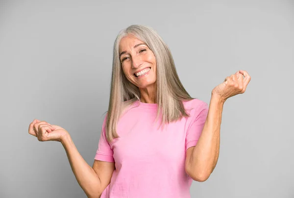 Vrij Grijs Haar Senior Vrouw Glimlachen Gevoel Zorgeloos Ontspannen Gelukkig — Stockfoto