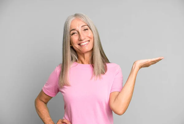 Bastante Gris Pelo Senior Mujer Sonriendo Sintiéndose Seguro Exitoso Feliz —  Fotos de Stock