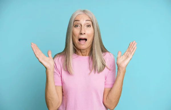 Hübsche Graue Haare Seniorin Glücklich Aufgeregt Überrascht Oder Schockiert Lächelnd — Stockfoto