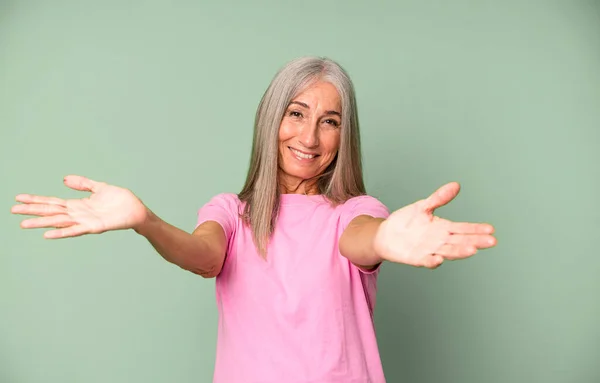 Bastante Gris Pelo Senior Mujer Sonriendo Alegremente Dando Cálido Amistoso —  Fotos de Stock