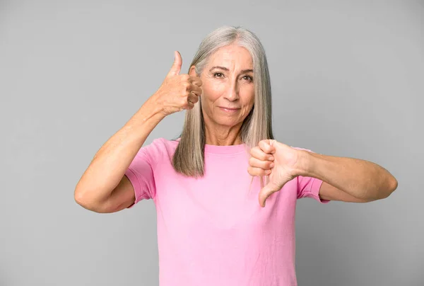 Ziemlich Graue Haare Seniorin Fühlt Sich Verwirrt Ahnungslos Und Unsicher — Stockfoto