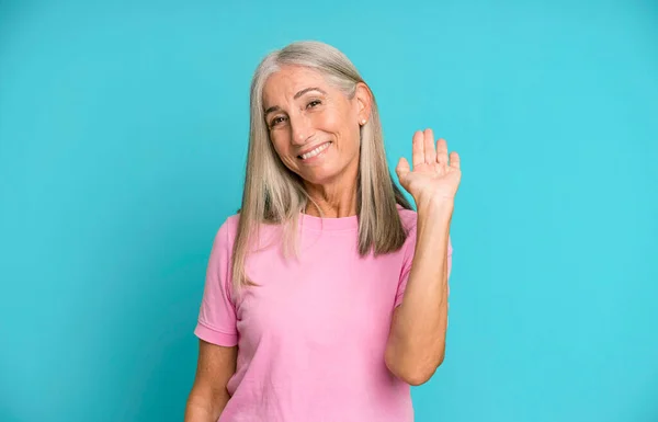 Cabelo Muito Cinza Mulher Sênior Sorrindo Feliz Alegremente Acenando Mão — Fotografia de Stock