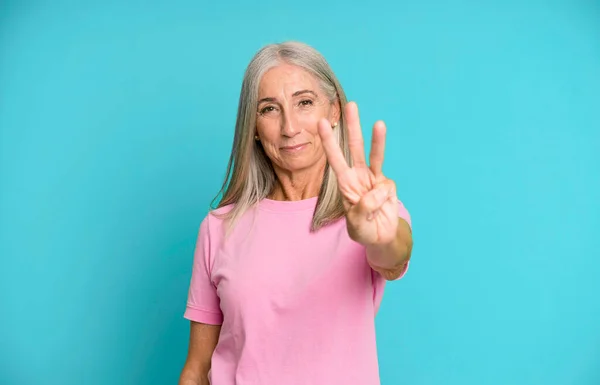 Hübsche Graue Haare Seniorin Lächelt Und Sieht Freundlich Zeigt Nummer — Stockfoto