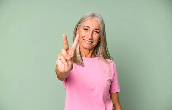 Bastante Gris Pelo Senior Mujer Sonriendo Buscando Amigable Mostrando Número — Foto de Stock