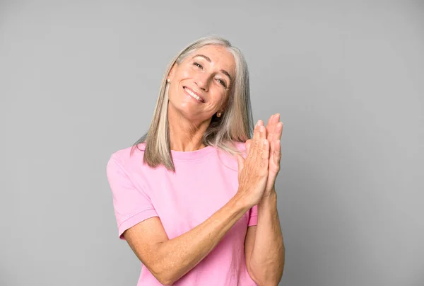 Bastante Canoso Senior Mujer Sintiéndose Feliz Exitoso Sonriendo Aplaudiendo Las — Foto de Stock