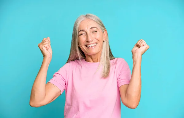 Dość Siwe Włosy Starsza Kobieta Wygląda Bardzo Szczęśliwy Zaskoczony Świętując — Zdjęcie stockowe