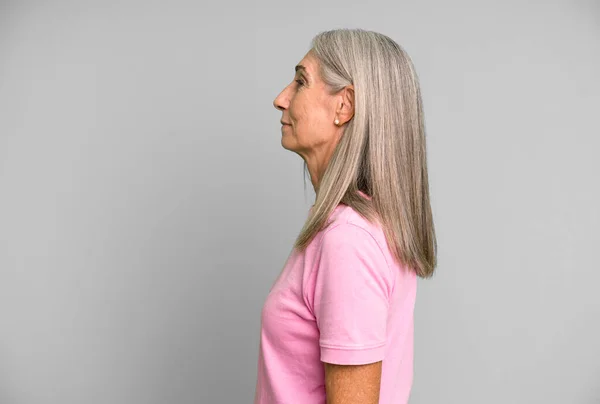 Pretty Gray Hair Senior Woman Profile View Looking Copy Space — Stock Photo, Image