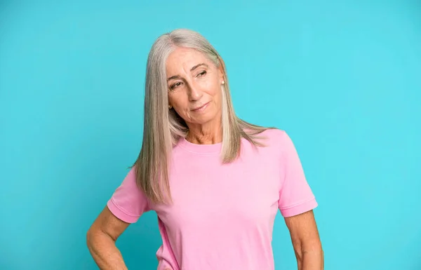 Bella Donna Anziana Capelli Grigi Cercando Orgoglioso Fiducioso Fresco Sfacciato — Foto Stock