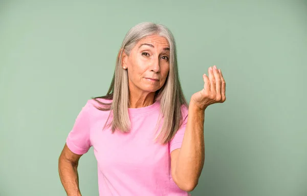 Bastante Gris Pelo Senior Mujer Haciendo Capice Dinero Gesto Diciéndole —  Fotos de Stock