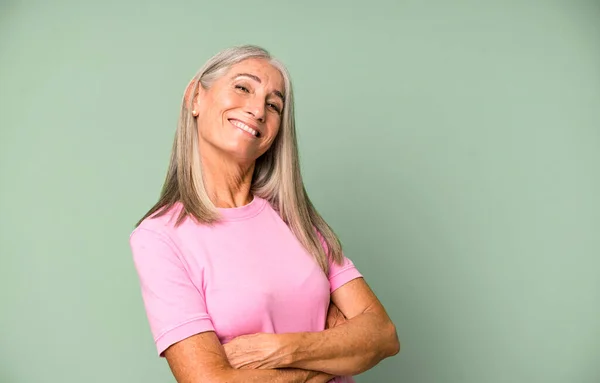 Hübsche Graue Haare Seniorin Lacht Glücklich Mit Verschränkten Armen Mit — Stockfoto