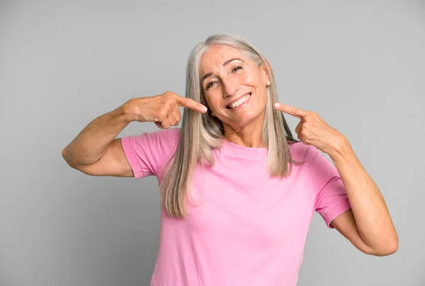 Pretty Gray Hair Senior Woman Smiling Confidently Pointing Own Broad — Stock Photo, Image