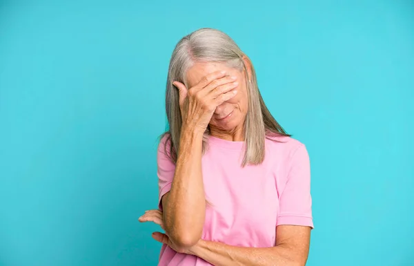 Vrij Grijs Haar Senior Vrouw Kijken Gestrest Beschaamd Boos Met — Stockfoto