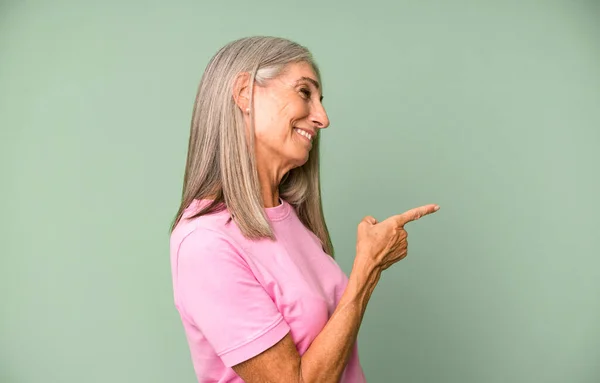 Cabelo Muito Cinza Mulher Sênior Olhando Animado Surpreso Apontando Para — Fotografia de Stock