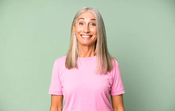 Bastante Gris Pelo Senior Mujer Buscando Feliz Tonta Con Amplio —  Fotos de Stock