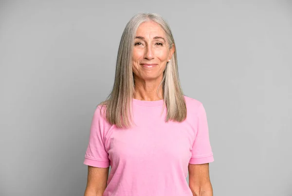 Hübsche Graue Haare Seniorin Lächelt Positiv Und Zuversichtlich Sieht Zufrieden — Stockfoto