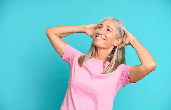 Hübsche Graue Haare Seniorin Lächelt Und Fühlt Sich Entspannt Zufrieden — Stockfoto