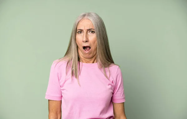 Bastante Gris Pelo Senior Mujer Buscando Sorprendido Enojado Molesto Decepcionado —  Fotos de Stock