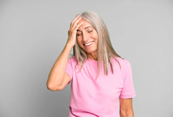Mooie Grijze Haar Senior Vrouw Lachen Slaan Voorhoofd Als Doh — Stockfoto