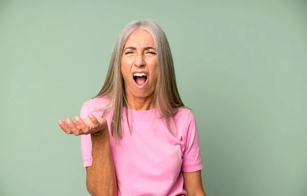 Hübsche Graue Haare Seniorin Die Wütend Genervt Und Frustriert Schreit — Stockfoto