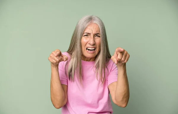 Bastante Gris Pelo Senior Mujer Apuntando Hacia Adelante Cámara Con —  Fotos de Stock