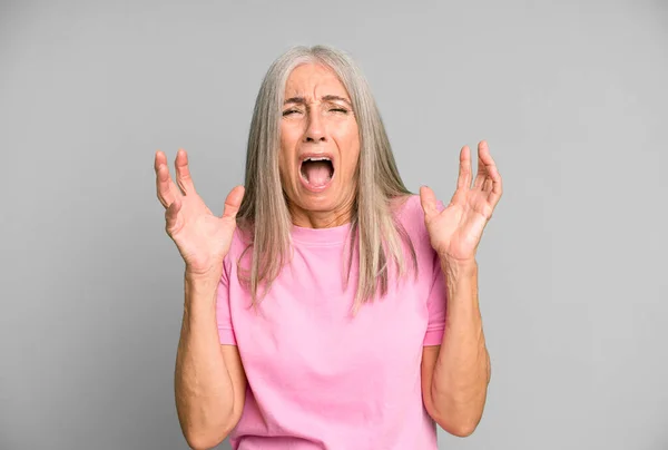 Vrij Grijs Haar Senior Vrouw Woedend Schreeuwen Gevoel Van Stress — Stockfoto