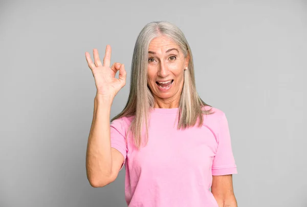 Bastante Gris Pelo Senior Mujer Sintiéndose Exitosa Satisfecha Sonriendo Con —  Fotos de Stock