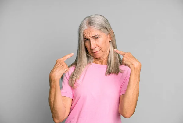 Hübsche Grauhaarige Seniorin Mit Schlechter Einstellung Die Stolz Und Aggressiv — Stockfoto