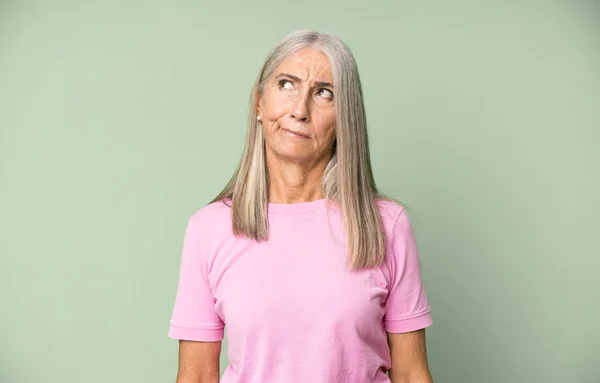 Bastante Gris Pelo Senior Mujer Preguntándose Pensando Pensamientos Ideas Felices — Foto de Stock