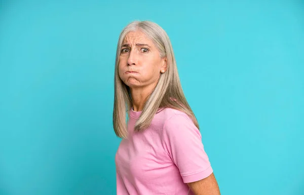 Bella Donna Anziana Dai Capelli Grigi Con Espressione Buffa Pazza — Foto Stock