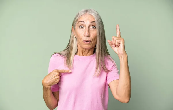 Hübsche Graue Haare Seniorin Fühlt Sich Stolz Und Überrascht Zeigt — Stockfoto