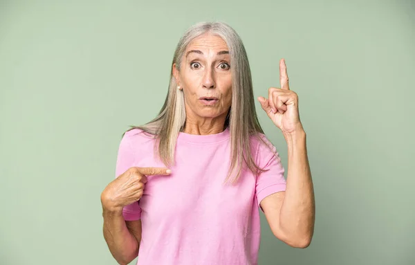 Bella Donna Anziana Capelli Grigi Sentirsi Orgoglioso Sorpreso Puntando Stessi — Foto Stock