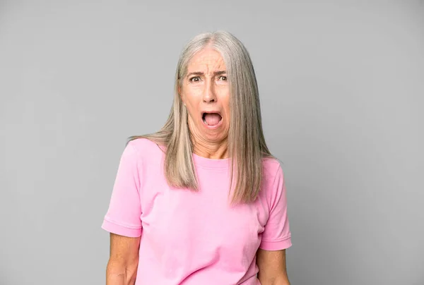 Bastante Gris Pelo Senior Mujer Sintiéndose Aterrorizada Conmocionada Con Boca — Foto de Stock