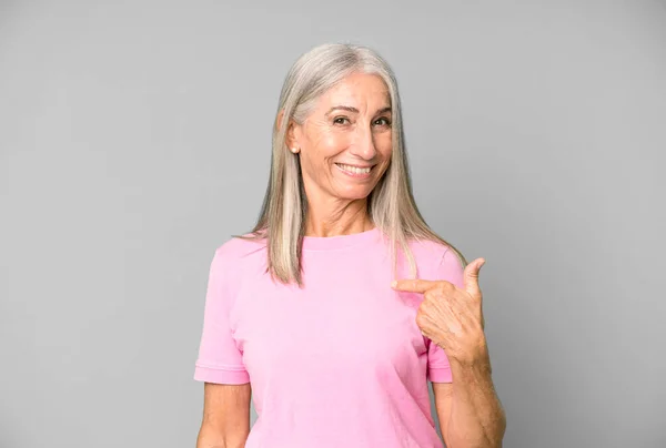 Hübsche Graue Haare Seniorin Die Stolz Selbstbewusst Und Glücklich Aussieht — Stockfoto
