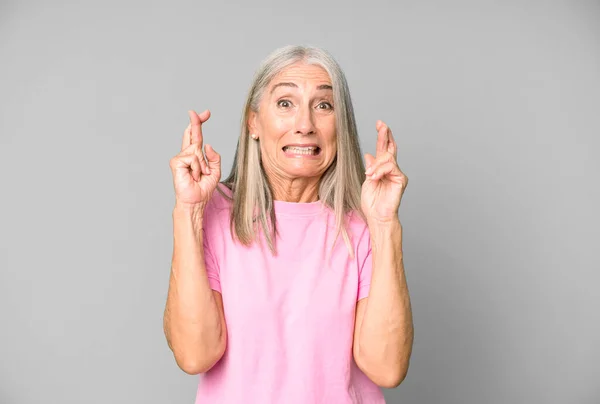 Hübsche Graue Haare Seniorin Lächelt Und Drückt Ängstlich Beide Daumen — Stockfoto