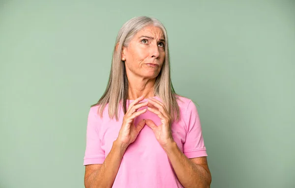 Hübsche Graue Haare Seniorin Intrigiert Und Verschworen Denkt Hinterhältige Tricks — Stockfoto