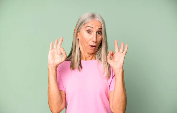 Hübsche Graue Haare Seniorin Fühlt Sich Schockiert Erstaunt Und Überrascht — Stockfoto