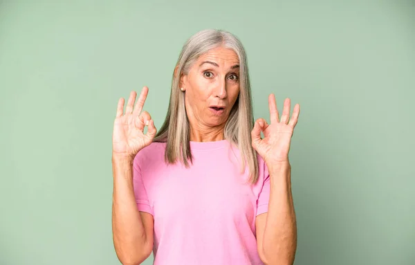 Jolie Cheveux Gris Femme Âgée Sentant Choqué Étonné Surpris Montrant — Photo