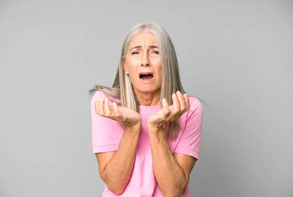 Hübsche Graue Haare Seniorin Sieht Verzweifelt Und Frustriert Aus Gestresst — Stockfoto