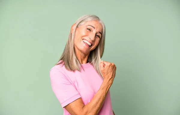 白发苍苍的老年妇女在面对挑战或庆祝佳绩时感到快乐 积极和成功 — 图库照片