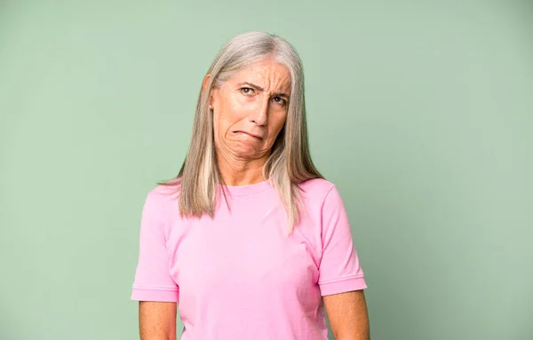 Hübsche Graue Haare Seniorin Sieht Doof Und Lustig Mit Einem — Stockfoto