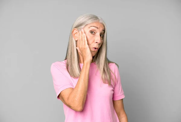 Dość Siwe Włosy Starsza Kobieta Czuje Się Zszokowany Zdumiony Trzymając — Zdjęcie stockowe