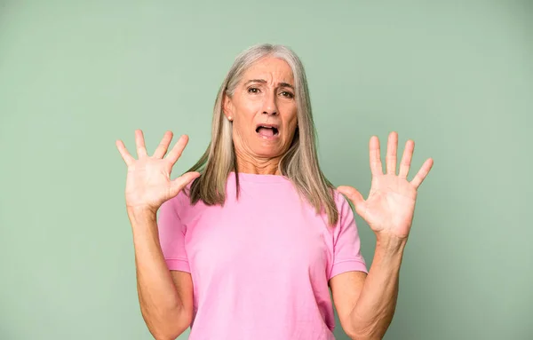 Vrij Grijs Haar Senior Vrouw Voelt Zich Versuft Bang Bang — Stockfoto