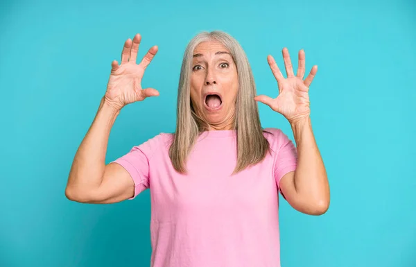Dość Siwe Włosy Starsza Kobieta Krzyczy Rękami Górze Uczucie Wściekłości — Zdjęcie stockowe
