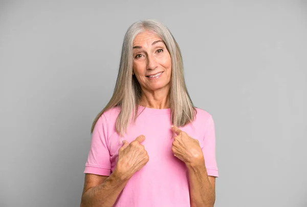 Bastante Gris Pelo Senior Mujer Apuntando Mismo Con Una Mirada — Foto de Stock