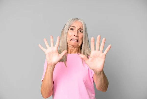 Jolie Femme Âgée Cheveux Gris Sentant Terrifiée Reculant Criant Horreur — Photo