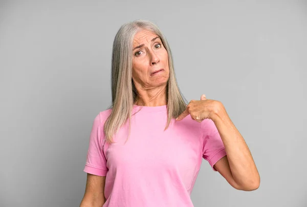 Bastante Gris Pelo Senior Mujer Sintiéndose Confundido Perplejo Inseguro Señalando —  Fotos de Stock