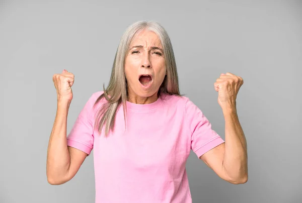 Vrij Grijs Haar Senior Vrouw Schreeuwen Agressief Met Een Boze — Stockfoto